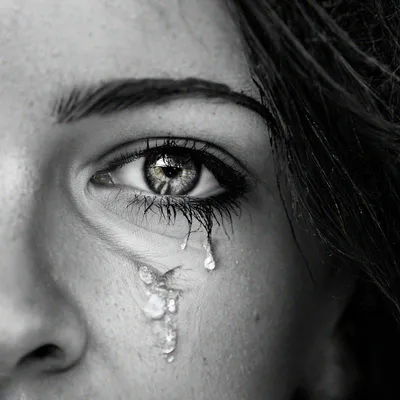 Девушка боль слезы надежда в глазах» — создано в Шедевруме