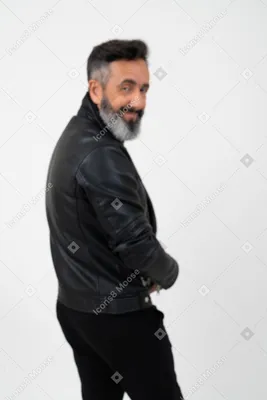MERAGOR | Бородатый мужчина фото со спины