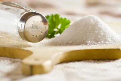 В каких продуктах много соли - что поможет уменьшить ее в рационе | РБК  Украина