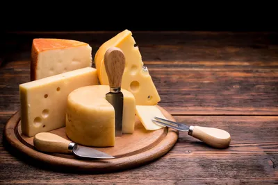 Разные сорта сыра Сыр-блюдо с разнообразным сыром и пряностями Стоковое  Изображение - изображение насчитывающей сыр, чеддер: 162702755