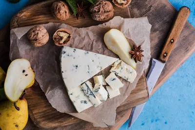 Разные сорта сыра Сыр-блюдо с разнообразным сыром и пряностями Стоковое  Фото - изображение насчитывающей мягко, часть: 166129020