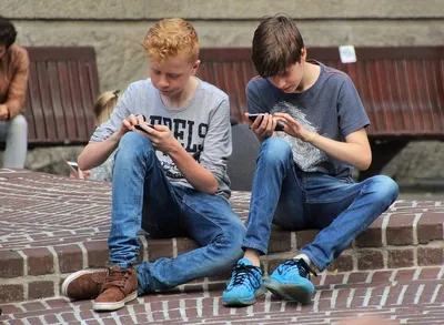 Группа молодых стильные современные люди подростков с смартфоны и Selfie  сделать вместе в изоляции на белом фоне Иллюстрация вектора - иллюстрации  насчитывающей удерживание, прибор: 169152985