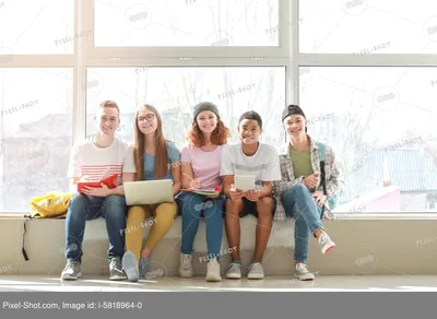 Современные подростки не любят школу, проводят целые дни в интернете и все  чаще испытывают тревогу и подавленность | Новости ООН