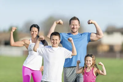 Спортивная Семья — стоковая векторная графика и другие изображения на тему  Семья - Семья, Физические упражнения, Здоровый образ жизни - iStock