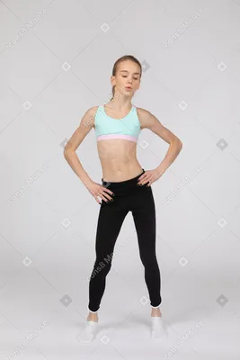 Спортивная девушка занимается фитнесом на белом фоне Стоковое Изображение -  изображение насчитывающей здоровье, работать: 155007951
