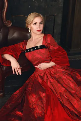 Красные платья: исторические фильмы и сериалы | Модные стили,  Костюмированное платье, Платья