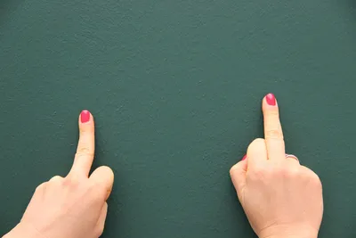 Gesture Женская рука с индексом и средний палец соединяются и поднимаются  Иллюстрация вектора - иллюстрации насчитывающей перст, концепция: 91154584