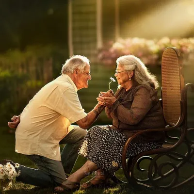 Красивые пожилые пары выражая их любовь на улице Стоковое Изображение -  изображение насчитывающей примите, кавказско: 132844983