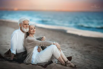 Красивые влюбленные старики Стоковое Изображение - изображение  насчитывающей бобра, пары: 156883145