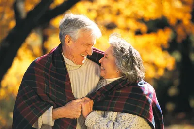 Красивые влюбленные старики Стоковое Изображение - изображение  насчитывающей счастливо, бобра: 156883147