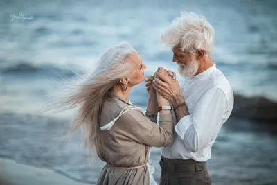 Любовь пожилой пары, цветочный луг, …» — создано в Шедевруме