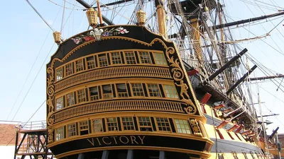 пиратские катера и старые деревянные корабли с флагами, которые переносит  вектор, поставили старинные корабли Иллюстрация вектора - иллюстрации  насчитывающей море, икона: 219360464