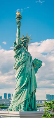 Статуя Свободы делает селфи на …» — создано в Шедевруме