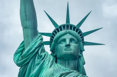 Обои статуя свободы, США, Статуя Свободы национальный памятник, облако,  вода для iPhone XS Max бесплатно, заставка 1242x2688 - скачать картинки и  фото