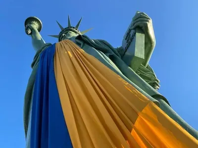 статуя свободы расположена на берегу озера, нью йоркская статуя свободы,  облако, вода фон картинки и Фото для бесплатной загрузки