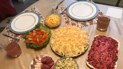Обеденный стол с едой, выборочным фокусом Ресторан Стоковое Фото -  изображение насчитывающей праздник, здорово: 144988234
