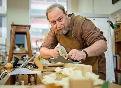 Смоленский столяр-самоучка мастерит брутальную деревянную мебель | Газета  «Рабочий путь»