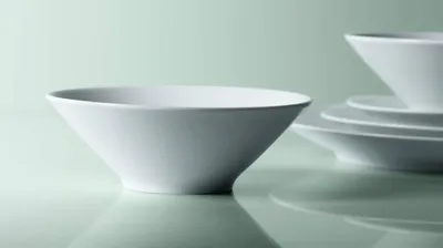 модная посуда с голубой тарелкой, снятой сверху. столовая посуда на ужин  Стоковое Фото - изображение насчитывающей стекло, посуда: 221189222