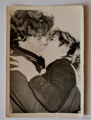 Купить картину-постер \"Страстный поцелуй молодой пары\" с доставкой недорого  | Интернет-магазин \"АртПостер\"
