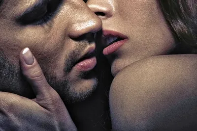 молодой человек целует женщину в темноте, картинка страстного поцелуя,  любовь, страсть фон картинки и Фото для бесплатной загрузки