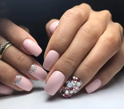 Elena Grama Nail Academy - Инкрустация ногтей стразами. Мода на броскую  роскошь в наши дни не смогла обойти и тенденции в маникюре – декорирование  ноготков яркими кристаллами и сверкающими стразами можно назвать