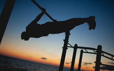 Street Workout Красивый Спортивный Парень С Горизонтальными Полосками —  стоковые фотографии и другие картинки Акробат - iStock