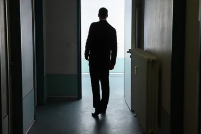 Черный мужчина стучит в дверь, стоя спиной к камере в помещении | Премиум  Фото