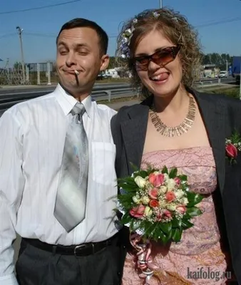 Смешной жених и невеста с букетом свадьбы Стоковое Фото - изображение  насчитывающей бой, смех: 34051008