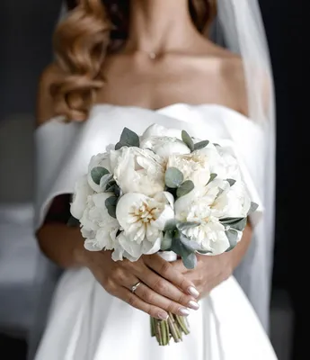 Букет невесты с пионами, розами и эвкалиптом купить в Твери по цене 5650  рублей | Камелия
