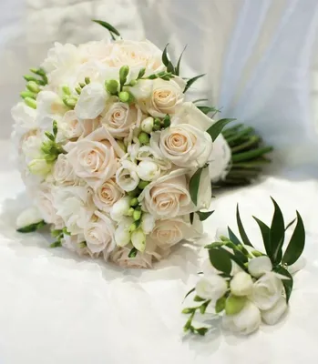 Купить свадебный букет из роз и фрезий по доступной цене с доставкой в  Москве и области в интернет-магазине Город Букетов