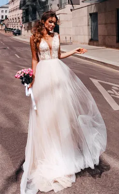 Fernanda-стильное, атласное свадебное платье А-силуэт со съемными рукавами  и с разрезом сбоку. — BRIDE-SALON