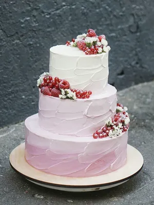 Свадебный торт с ягодами/003 белые – купить с доставкой в Москве • Teabakery