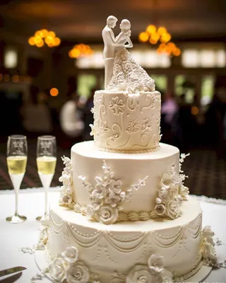 Белые свадебные торты никогда не выйдут из моды.Думаете простой белый торт  скучно?Не тут-тот б… | Wedding cake toppers, Romantic wedding cake,  Gorgeous wedding cake
