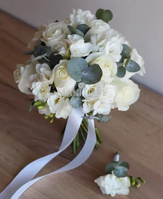 Купить свадебный букет из роз и фрезий по доступной цене с доставкой в  Москве и области в интернет-магазине Город Букетов