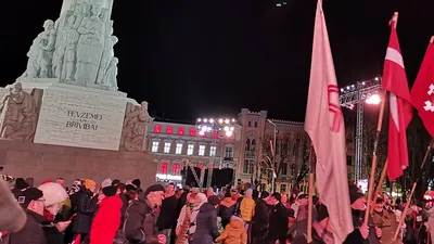 Манипуляция: В Латвии новогодние елки украшают нацистскими символами