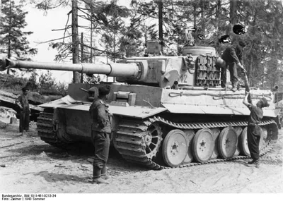 Немецкий танк «Тигр» №211 из 503-го танкового батальона в районе Белгорода  — военное фото
