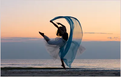 Танцующая девушка молодая девушка танцует одна линия векторной иллюстрации  на белом фоне | Премиум векторы