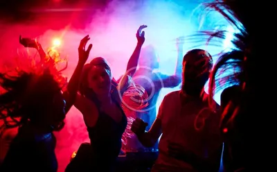Фотографии молодых красивых девушек танцев на вечеринке в ночном клубе с  ослаблением первоклассных стильных платьев улыбаясь вмест Стоковое Фото -  изображение насчитывающей праздник, случай: 201089378