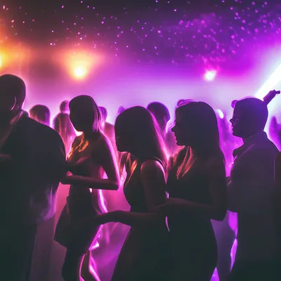 Танцы людей в ночном клубе стоковое фото. изображение насчитывающей друзья  - 148118740