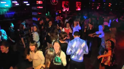 Веселые танцы в ночном клубе, толпа…» — создано в Шедевруме