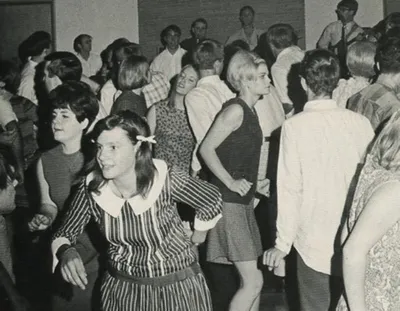 Танцы в ночном клубе в запачканном движении Стоковое Изображение -  изображение насчитывающей танцулька, отпразднуйте: 101891041