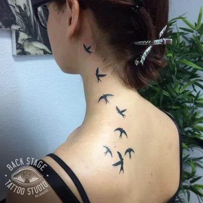 Татуировка птицы, на руке девушки, …» — создано в Шедевруме