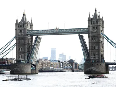 Тауэрский мост в Лондоне на закате Стоковое Изображение - изображение  насчитывающей река, туризм: 160904537