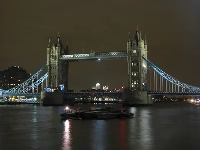 Тауэрский Мост В Лондоне Великобритания Мост Открыт И Судно Проходит Через  — стоковые фотографии и другие картинки Тауэрский мост - iStock