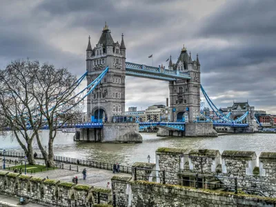 Низкоугольный Вид Тауэрского Моста Лондоне Англия Великобритания – Стоковое  редакционное фото © wirestock_creators #586925920