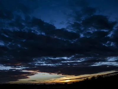 Темные обои неба стоковое фото. изображение насчитывающей зажим - 136109638