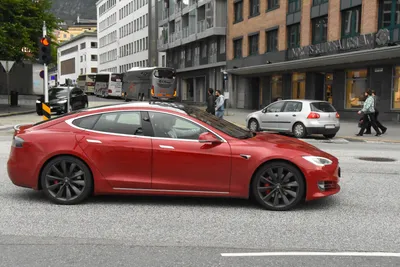 Tesla Roadster выйдет, но не в этом году. Илон Маск раскрыл карты -  Российская газета
