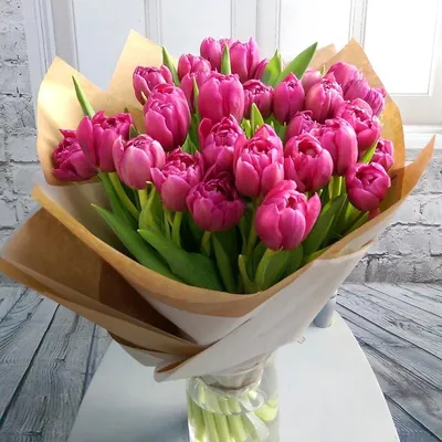 101 ярко-розовые и белые тюльпаны в коробке за 20 990 руб. | Бесплатная  доставка цветов по Москве