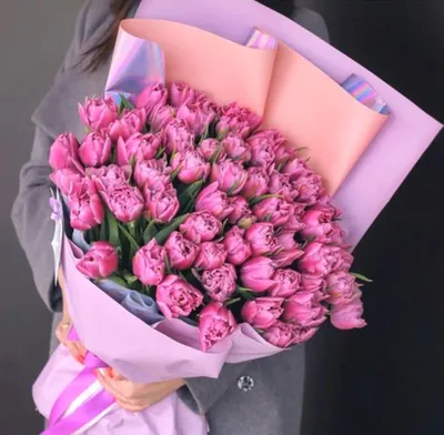 Розовые тюльпаны в дизайнерской упаковке