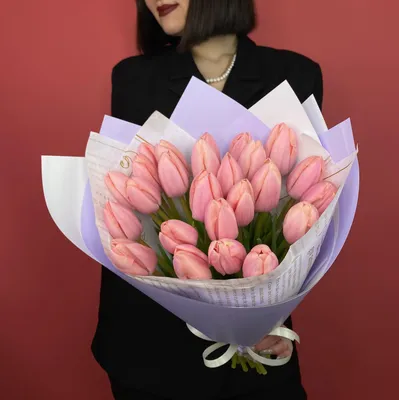 Букет 65 красно-розовые тюльпаны с доставкой в Новосибирске. Служба  доставки цветов и подарков - FLO365